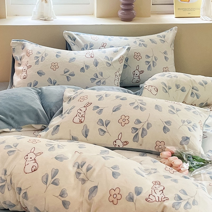 91家纺网 家纺一手货源 找家纺 雅居纺家纺 2025新款高克重牛奶绒印花四件套 乖乖兔