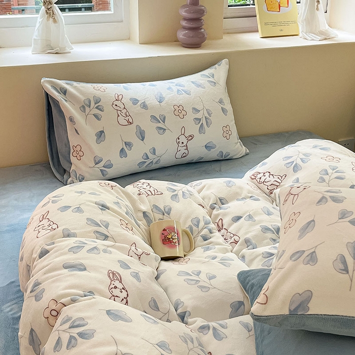 91家纺网 家纺一手货源 找家纺 雅居纺家纺 2025新款高克重牛奶绒印花四件套 乖乖兔