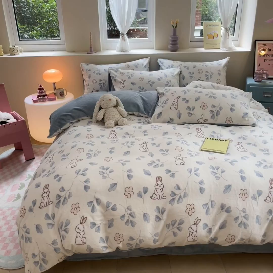 91家纺网 家纺一手货源 找家纺 雅居纺家纺 2025新款高克重牛奶绒印花四件套 乖乖兔