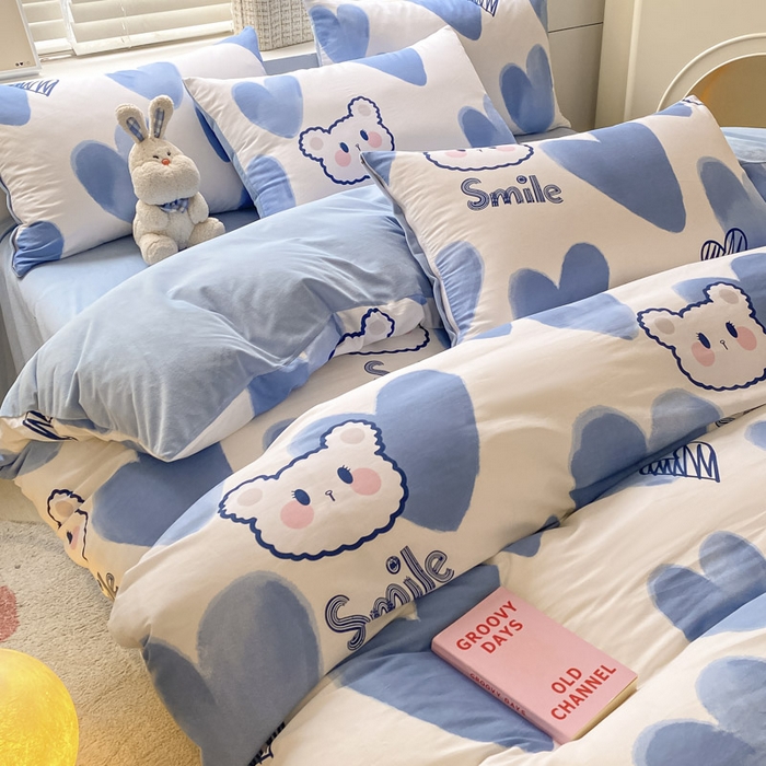 91家纺网 家纺一手货源 找家纺 晨希家居 2025A面40支全棉印花B版高克重牛奶绒棉加绒多规格套件棉加绒  蓝心小熊