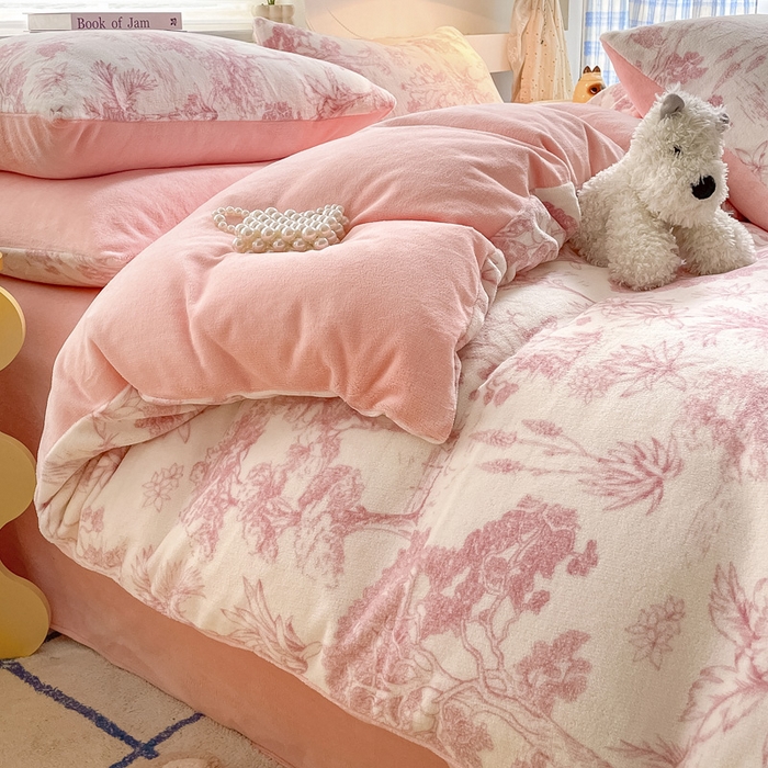 91家纺网 家纺一手货源 找家纺 雅居纺家纺 2025新款高克重牛奶绒印花四件套 幻境-粉