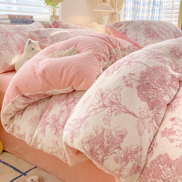 91家纺网 家纺一手货源 找家纺 雅居纺家纺 2025新款高克重牛奶绒印花四件套 幻境-粉