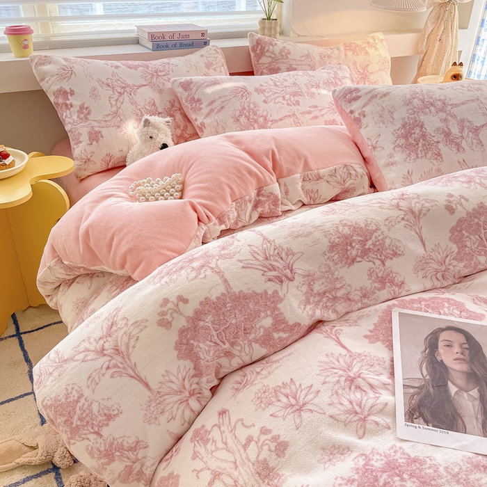 91家纺网 家纺一手货源 找家纺 雅居纺家纺 2025新款高克重牛奶绒印花四件套 幻境-粉