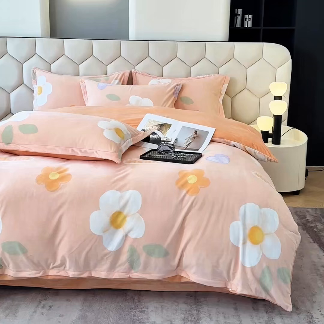 91家纺网 家纺一手货源 找家纺 喜四方 2025新款超细旦婴儿宝宝绒印花四件套 初心-桔