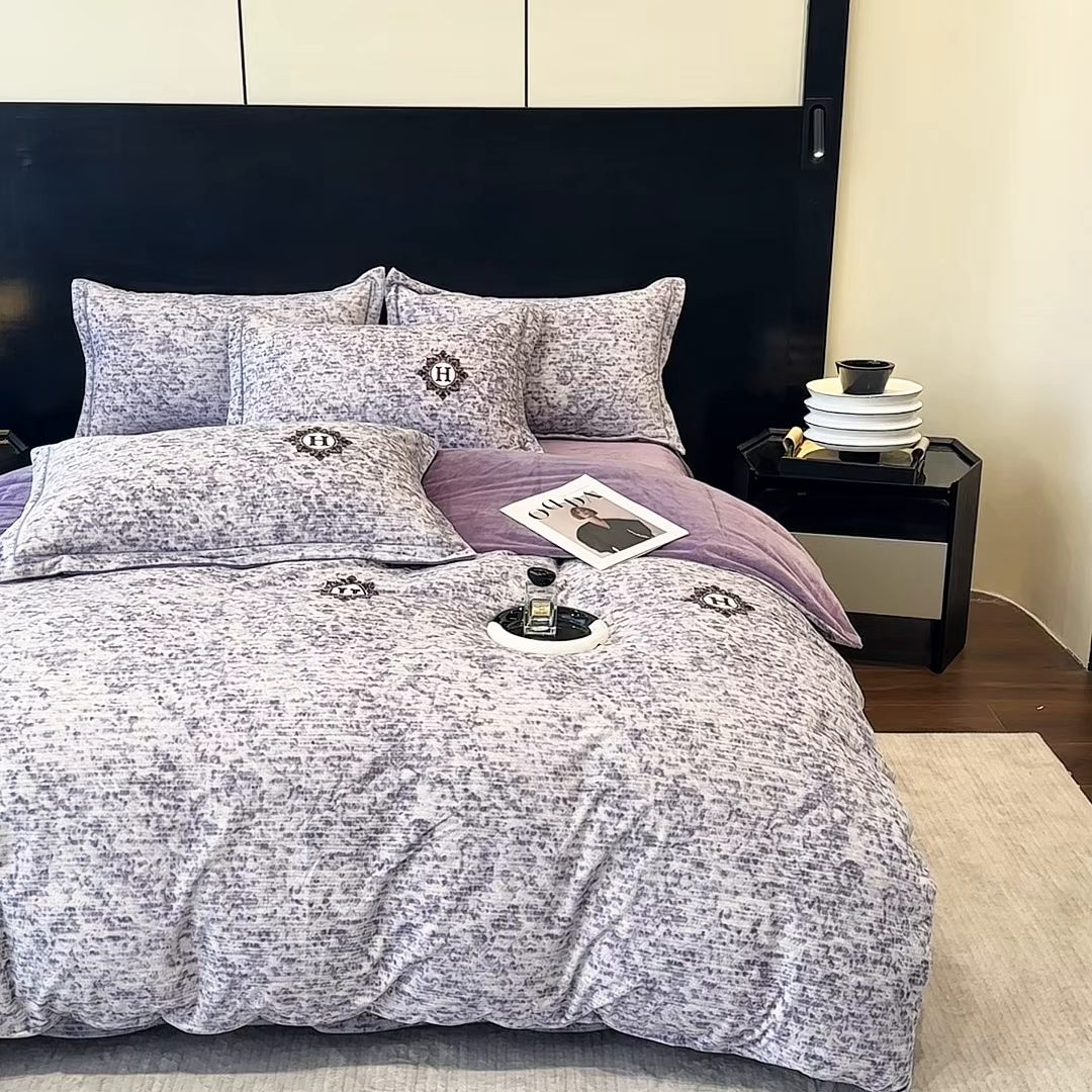 91家纺网 家纺一手货源 找家纺 喜四方 2025新款超细旦婴儿宝宝绒印花四件套 暮光之城-灰紫