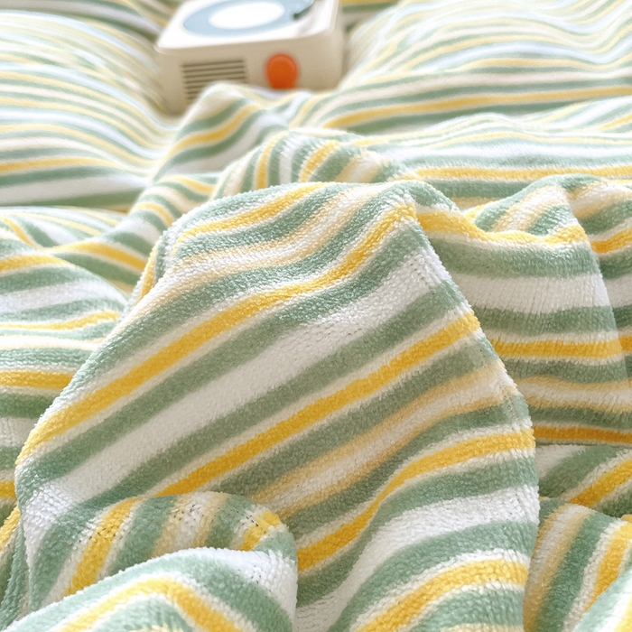 91家纺网 家纺一手货源 找家纺 雅居纺家纺 2025新款高克重牛奶绒印花四件套 简约绿条