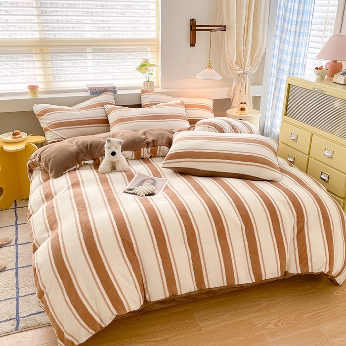 91家纺网 家纺一手货源 找家纺 雅居纺家纺 2025新款高克重牛奶绒印花四件套 咖色竖条