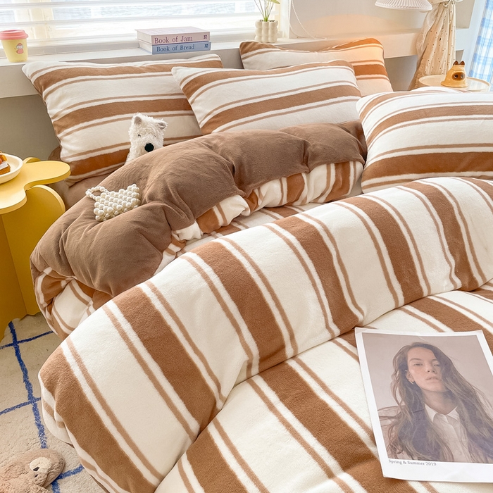 91家纺网 家纺一手货源 找家纺 雅居纺家纺 2025新款高克重牛奶绒印花四件套 咖色竖条