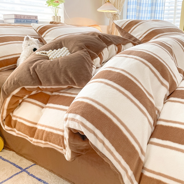 91家纺网 家纺一手货源 找家纺 雅居纺家纺 2025新款高克重牛奶绒印花四件套 咖色竖条