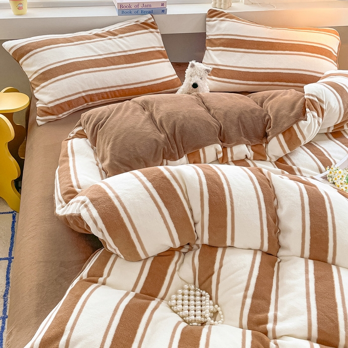 91家纺网 家纺一手货源 找家纺 雅居纺家纺 2025新款高克重牛奶绒印花四件套 咖色竖条