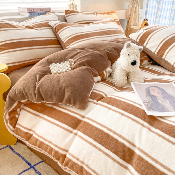 91家纺网 家纺一手货源 找家纺 雅居纺家纺 2025新款高克重牛奶绒印花四件套 咖色竖条