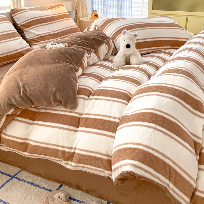 91家纺网 家纺一手货源 找家纺 雅居纺家纺 2025新款高克重牛奶绒印花四件套 咖色竖条