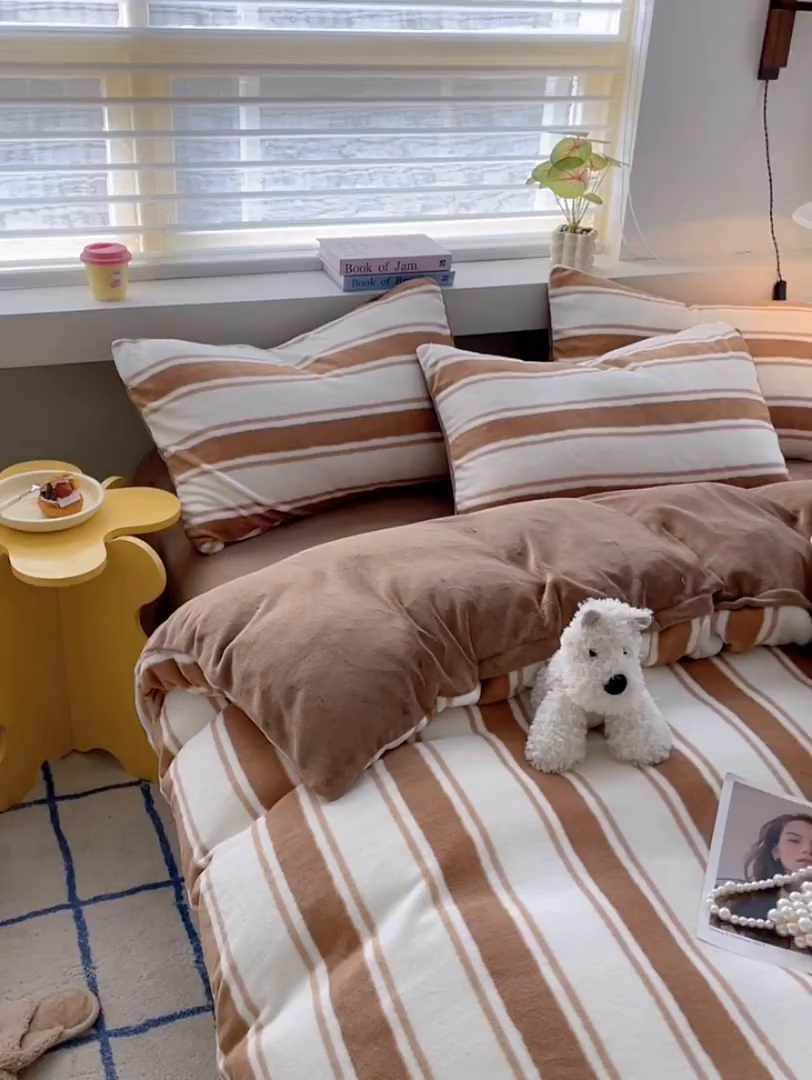 91家纺网 家纺一手货源 找家纺 雅居纺家纺 2025新款高克重牛奶绒印花四件套 咖色竖条