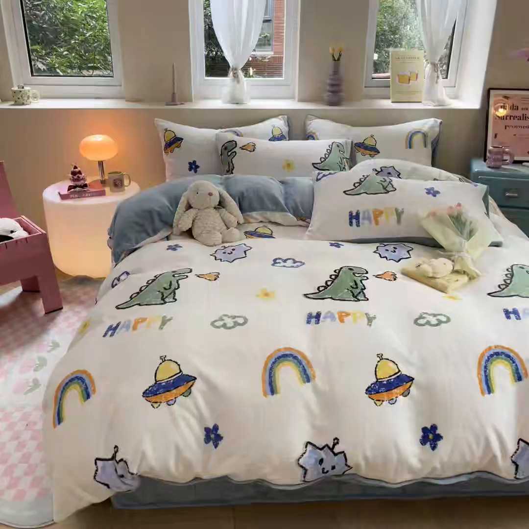 91家纺网 家纺一手货源 找家纺 雅居纺家纺 2025新款高克重牛奶绒印花四件套 开心龙