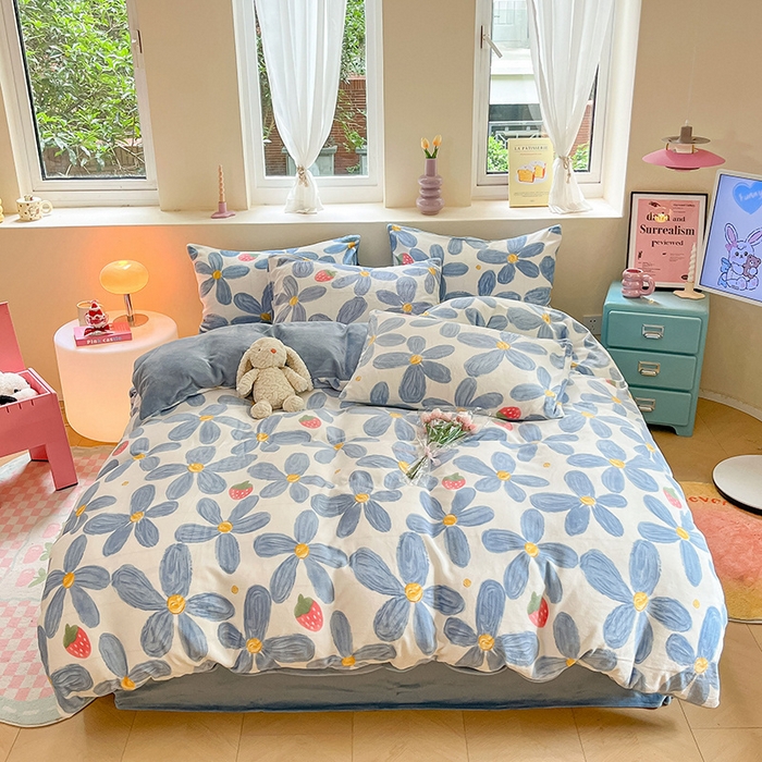 雅居纺家纺 2025新款高克重牛奶绒印花四件套 蓝墨花朵