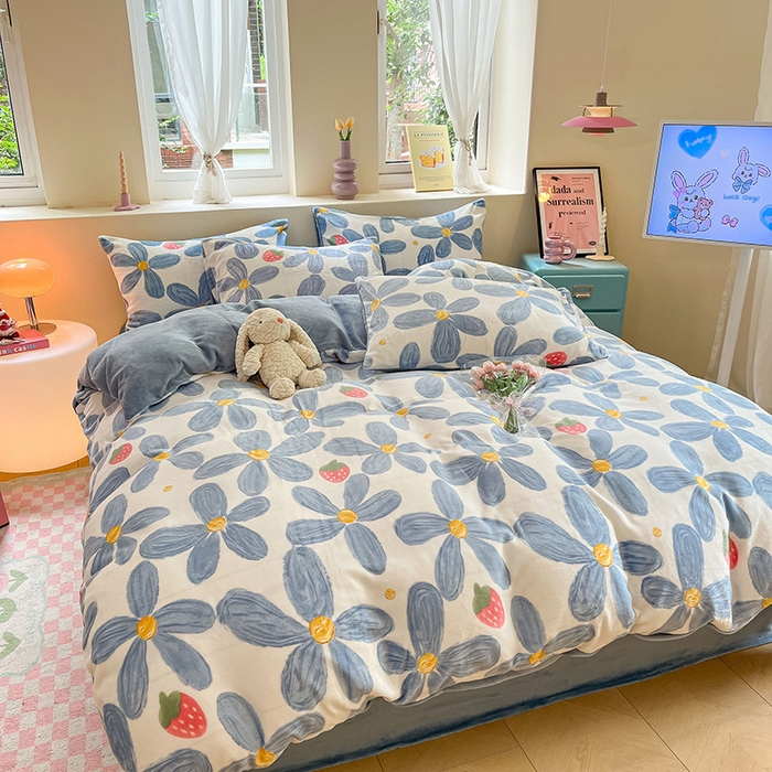 91家纺网 家纺一手货源 找家纺 雅居纺家纺 2025新款高克重牛奶绒印花四件套 蓝墨花朵