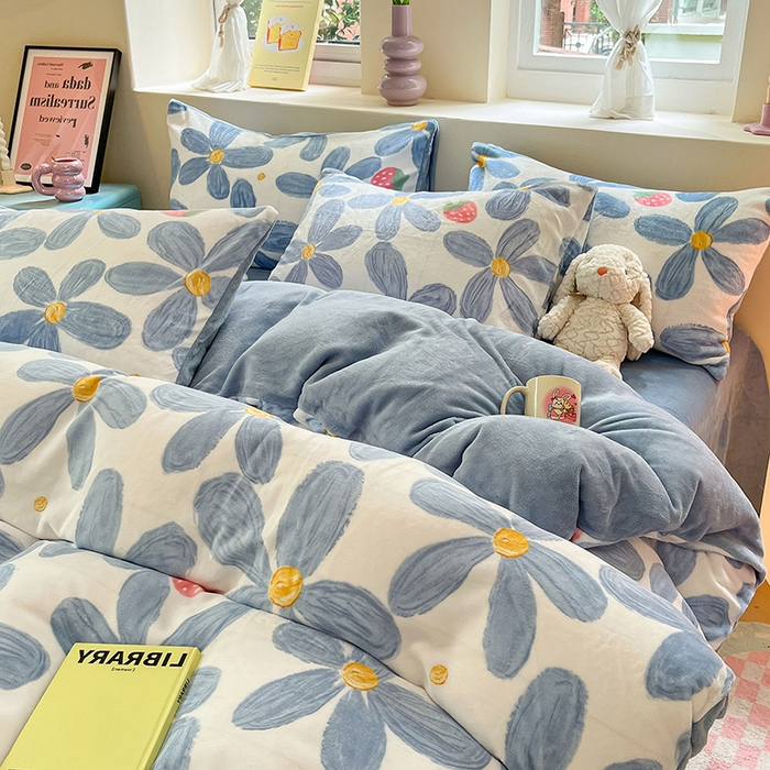 91家纺网 家纺一手货源 找家纺 雅居纺家纺 2025新款高克重牛奶绒印花四件套 蓝墨花朵