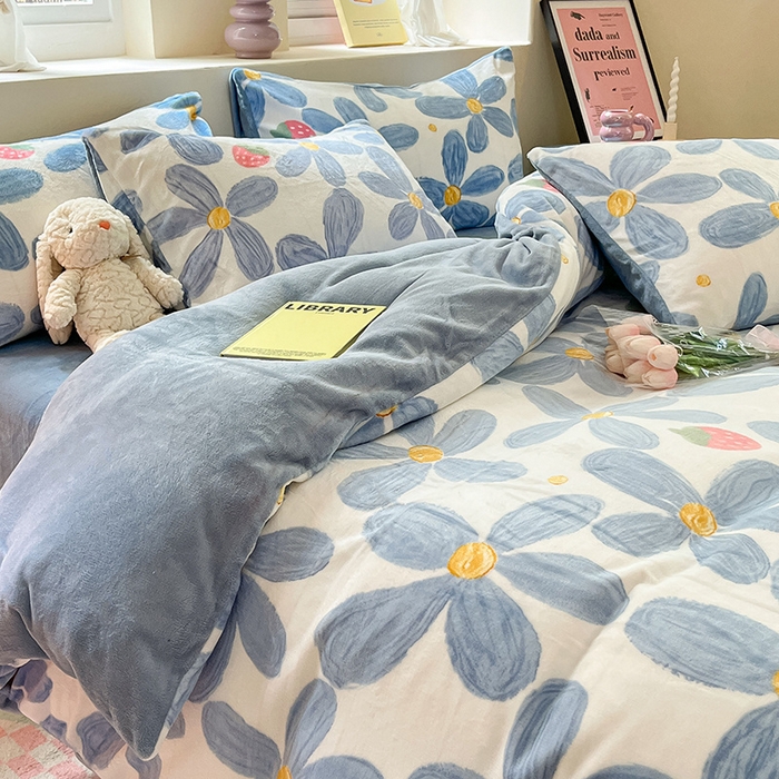 91家纺网 家纺一手货源 找家纺 雅居纺家纺 2025新款高克重牛奶绒印花四件套 蓝墨花朵