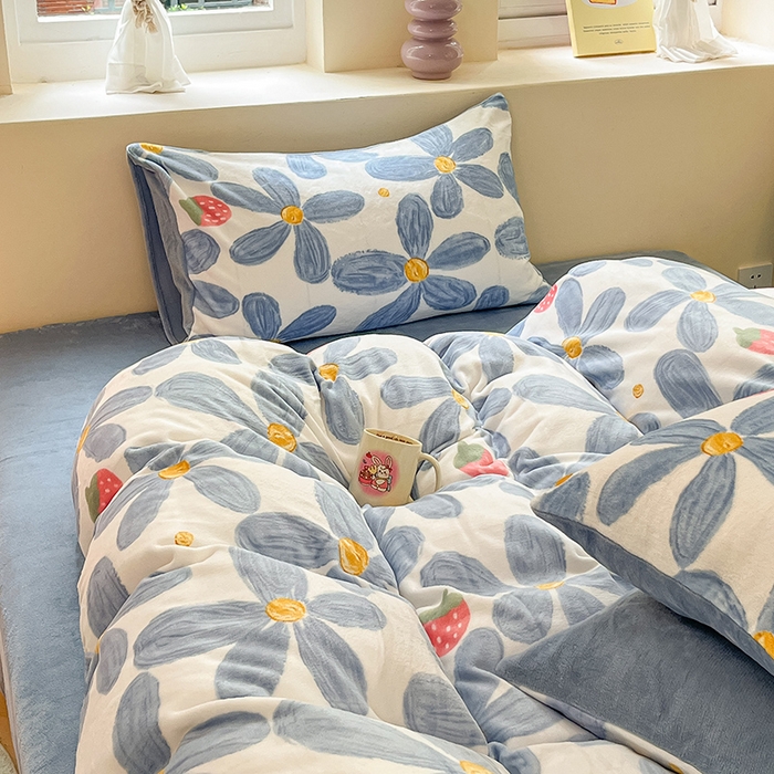 91家纺网 家纺一手货源 找家纺 雅居纺家纺 2025新款高克重牛奶绒印花四件套 蓝墨花朵