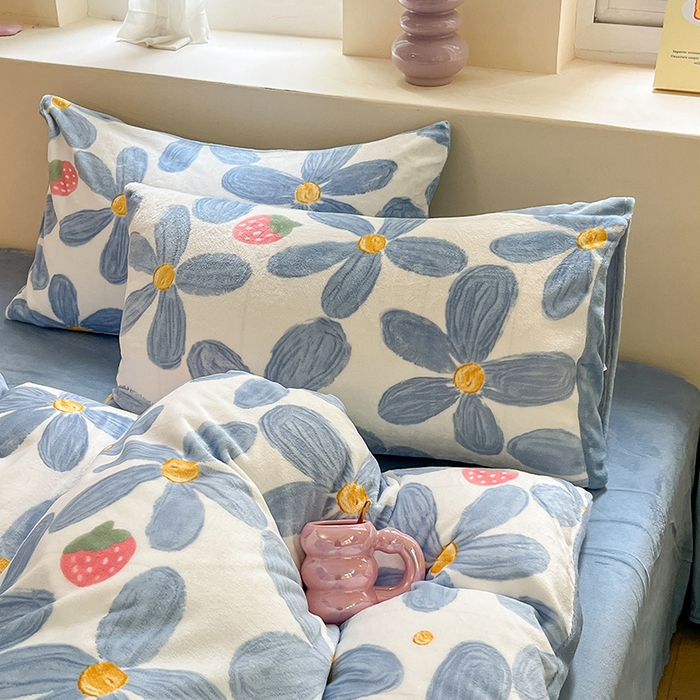 91家纺网 家纺一手货源 找家纺 雅居纺家纺 2025新款高克重牛奶绒印花四件套 蓝墨花朵