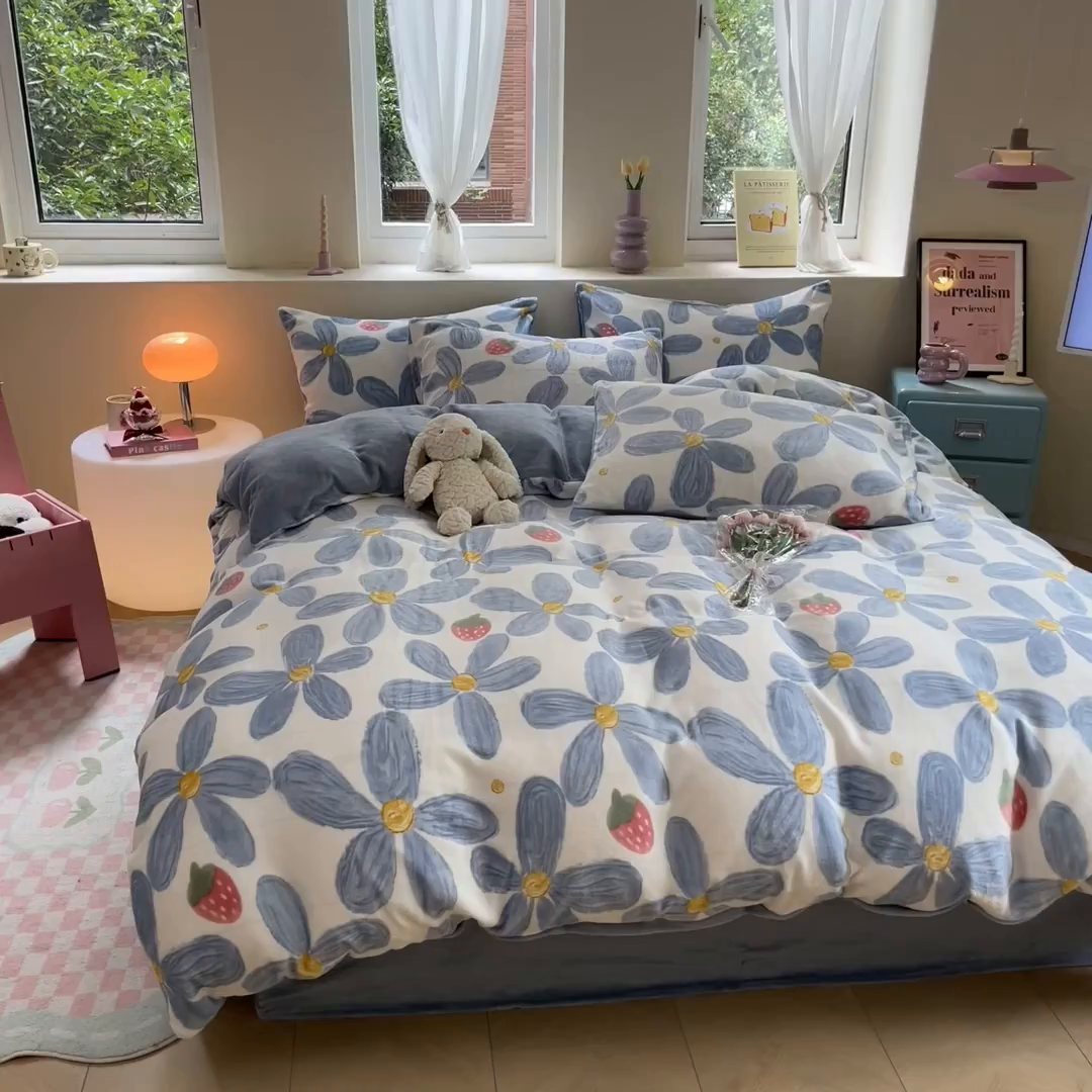 91家纺网 家纺一手货源 找家纺 雅居纺家纺 2025新款高克重牛奶绒印花四件套 蓝墨花朵