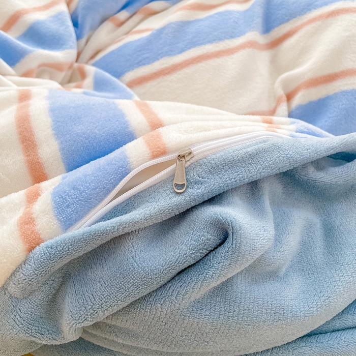 91家纺网 家纺一手货源 找家纺 雅居纺家纺 2025新款高克重牛奶绒印花四件套 蓝色竖条