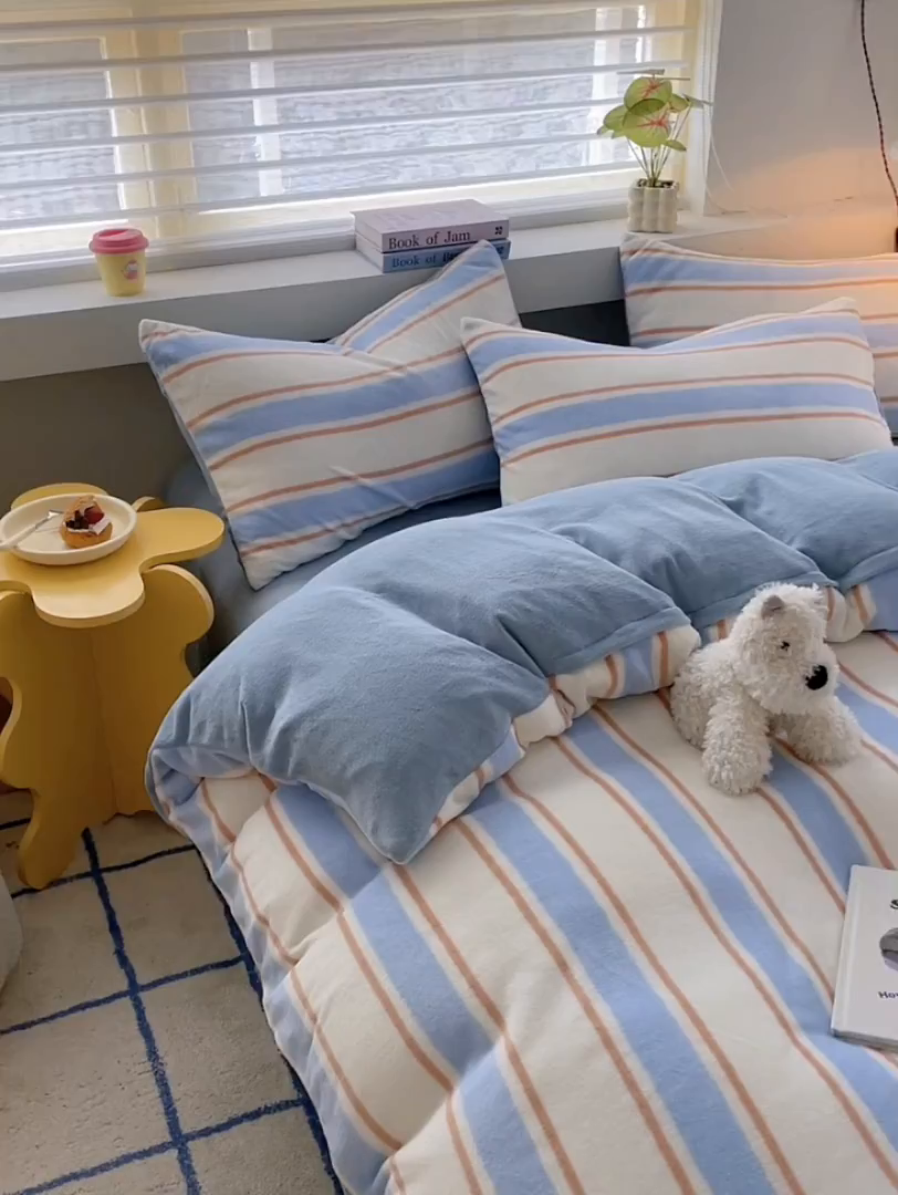 91家纺网 家纺一手货源 找家纺 雅居纺家纺 2025新款高克重牛奶绒印花四件套 蓝色竖条