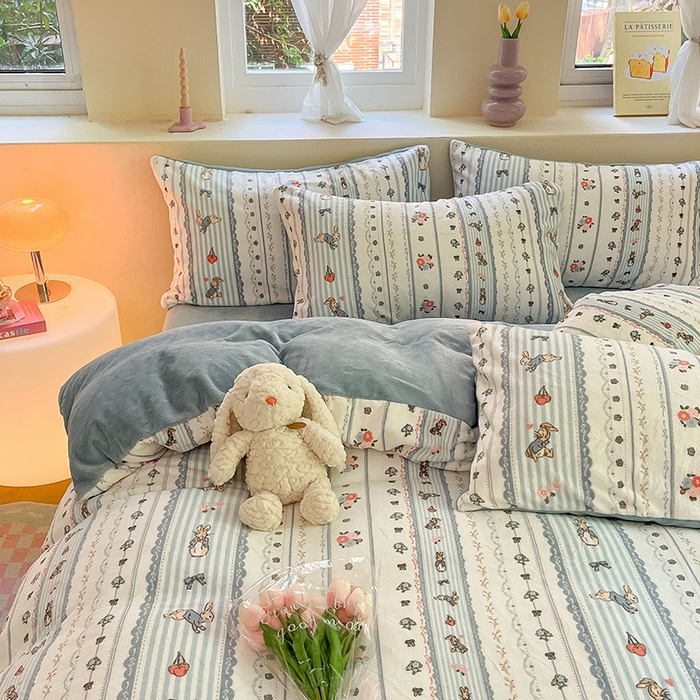 91家纺网 家纺一手货源 找家纺 雅居纺家纺 2025新款高克重牛奶绒印花四件套 蓝色小兔