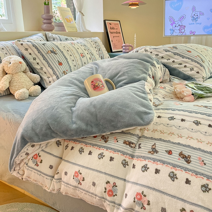 91家纺网 家纺一手货源 找家纺 雅居纺家纺 2025新款高克重牛奶绒印花四件套 蓝色小兔