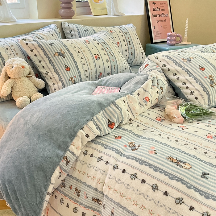 91家纺网 家纺一手货源 找家纺 雅居纺家纺 2025新款高克重牛奶绒印花四件套 蓝色小兔