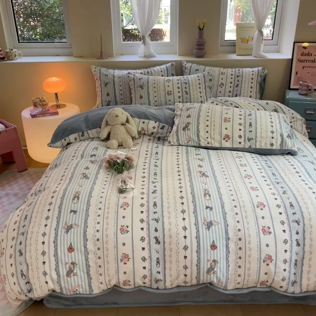 91家纺网 家纺一手货源 找家纺 雅居纺家纺 2025新款高克重牛奶绒印花四件套 蓝色小兔