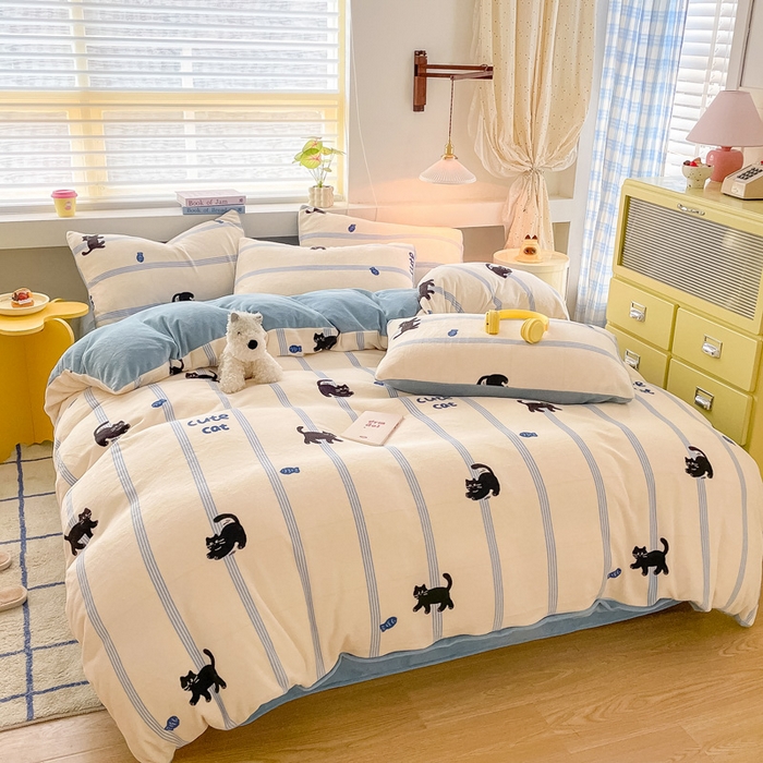 91家纺网 家纺一手货源 找家纺 雅居纺家纺 2025新款高克重牛奶绒印花四件套 蓝条猫咪