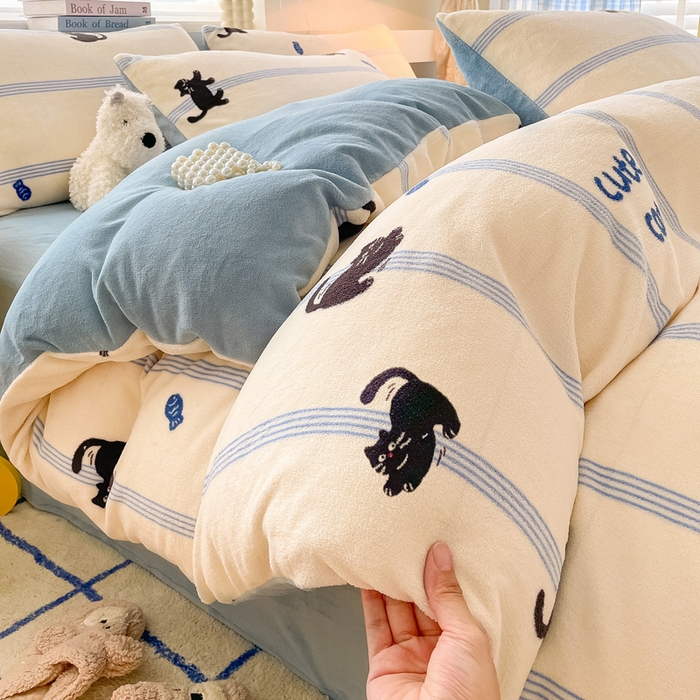 91家纺网 家纺一手货源 找家纺 雅居纺家纺 2025新款高克重牛奶绒印花四件套 蓝条猫咪