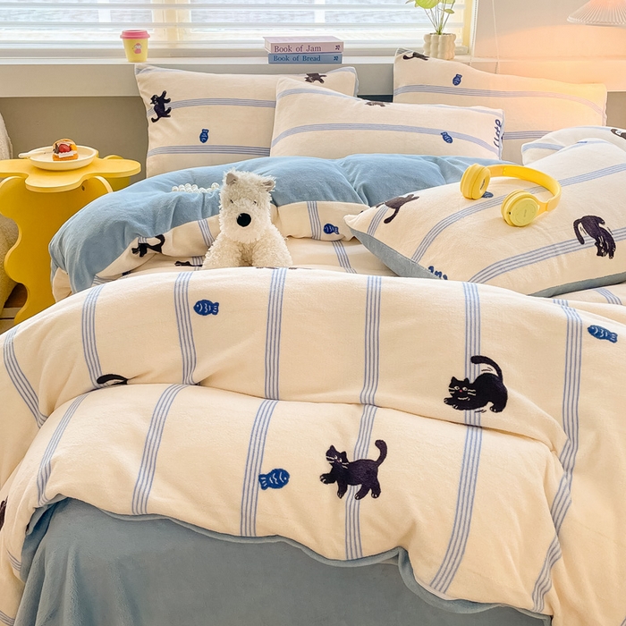 91家纺网 家纺一手货源 找家纺 雅居纺家纺 2025新款高克重牛奶绒印花四件套 蓝条猫咪