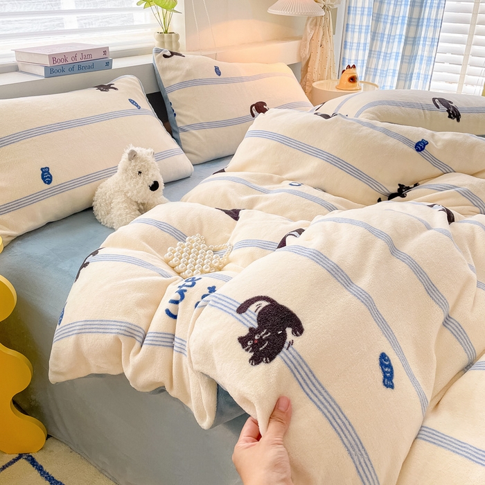 91家纺网 家纺一手货源 找家纺 雅居纺家纺 2025新款高克重牛奶绒印花四件套 蓝条猫咪