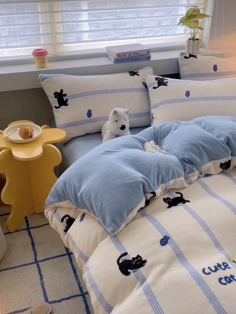 91家纺网 家纺一手货源 找家纺 雅居纺家纺 2025新款高克重牛奶绒印花四件套 蓝条猫咪