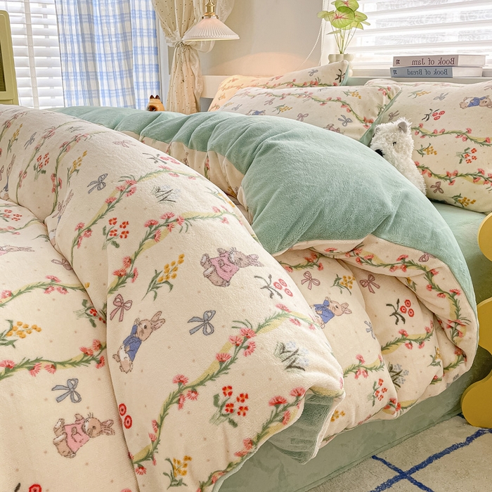 91家纺网 家纺一手货源 找家纺 雅居纺家纺 2025新款高克重牛奶绒印花四件套 秘境小兔