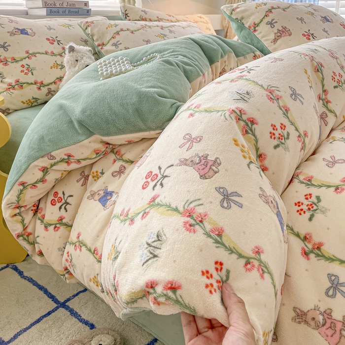 91家纺网 家纺一手货源 找家纺 雅居纺家纺 2025新款高克重牛奶绒印花四件套 秘境小兔