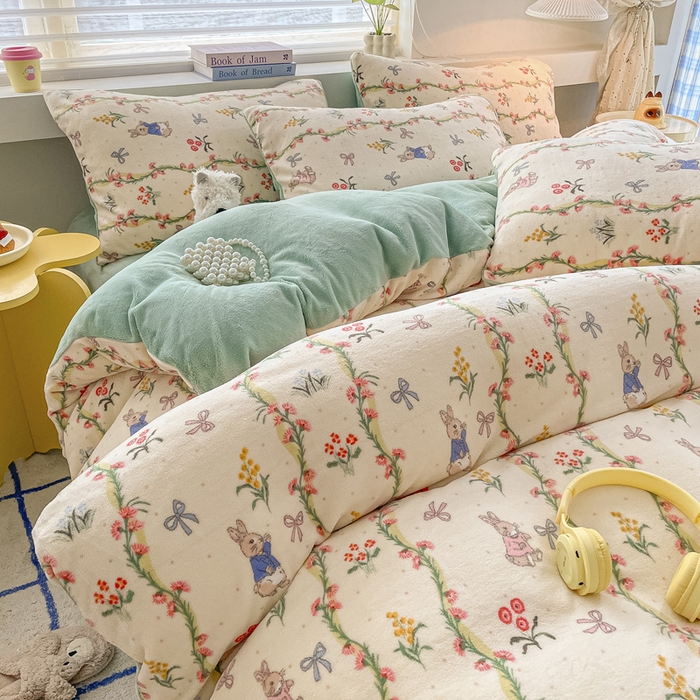 91家纺网 家纺一手货源 找家纺 雅居纺家纺 2025新款高克重牛奶绒印花四件套 秘境小兔