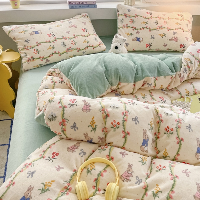 91家纺网 家纺一手货源 找家纺 雅居纺家纺 2025新款高克重牛奶绒印花四件套 秘境小兔