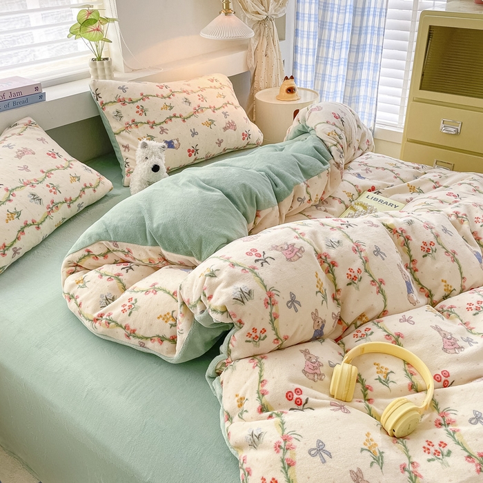 91家纺网 家纺一手货源 找家纺 雅居纺家纺 2025新款高克重牛奶绒印花四件套 秘境小兔