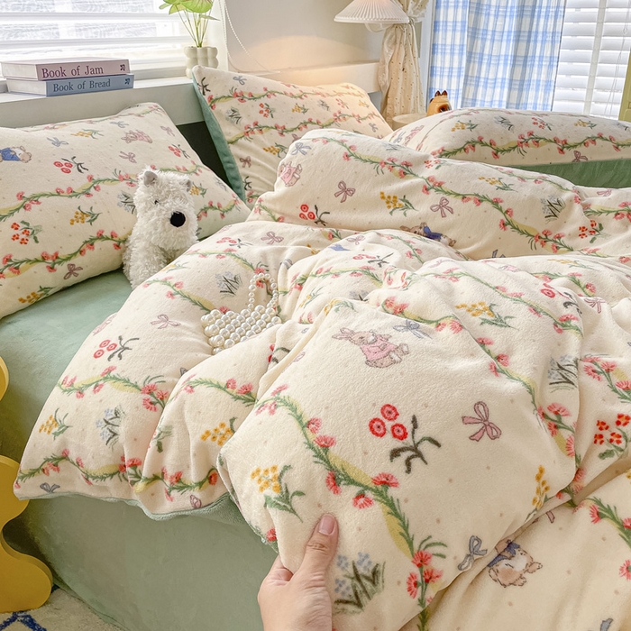 91家纺网 家纺一手货源 找家纺 雅居纺家纺 2025新款高克重牛奶绒印花四件套 秘境小兔