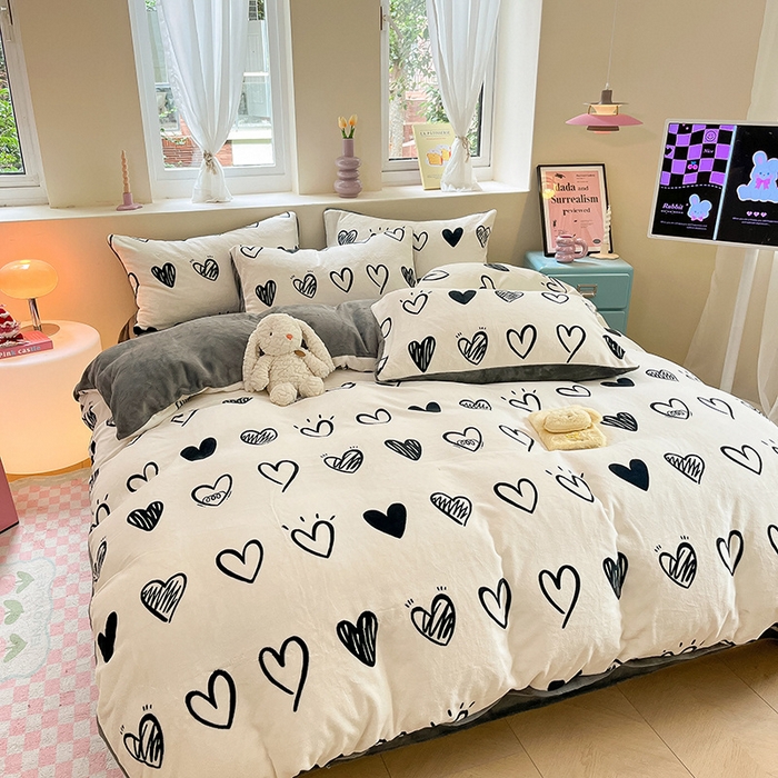 91家纺网 家纺一手货源 找家纺 雅居纺家纺 2025新款高克重牛奶绒印花四件套 时尚爱心