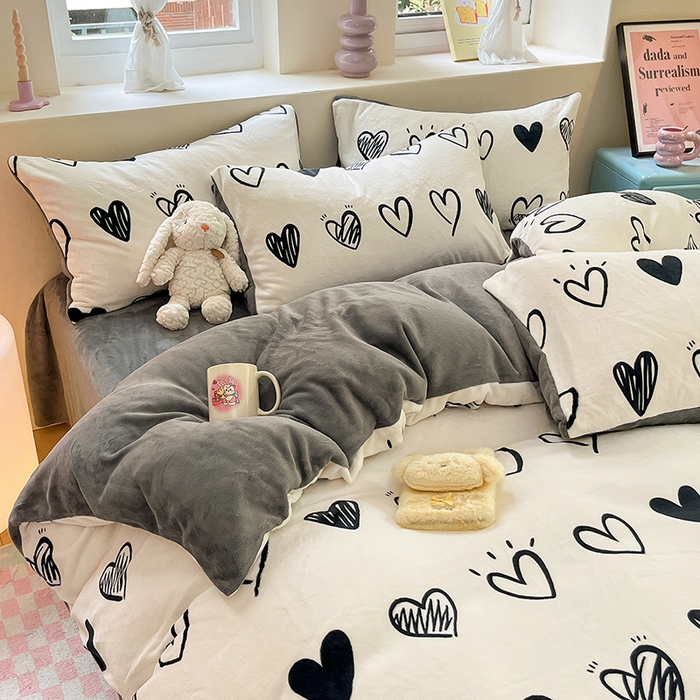 91家纺网 家纺一手货源 找家纺 雅居纺家纺 2025新款高克重牛奶绒印花四件套 时尚爱心