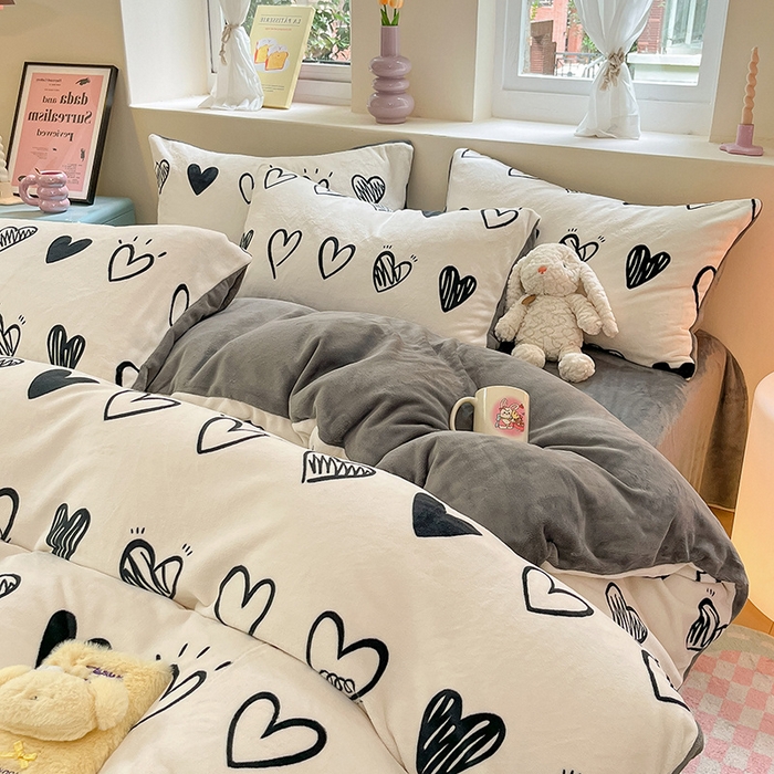 91家纺网 家纺一手货源 找家纺 雅居纺家纺 2025新款高克重牛奶绒印花四件套 时尚爱心