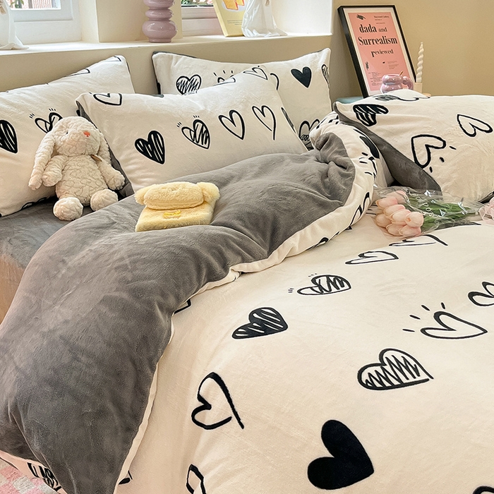 91家纺网 家纺一手货源 找家纺 雅居纺家纺 2025新款高克重牛奶绒印花四件套 时尚爱心