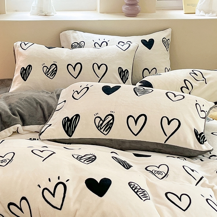 91家纺网 家纺一手货源 找家纺 雅居纺家纺 2025新款高克重牛奶绒印花四件套 时尚爱心