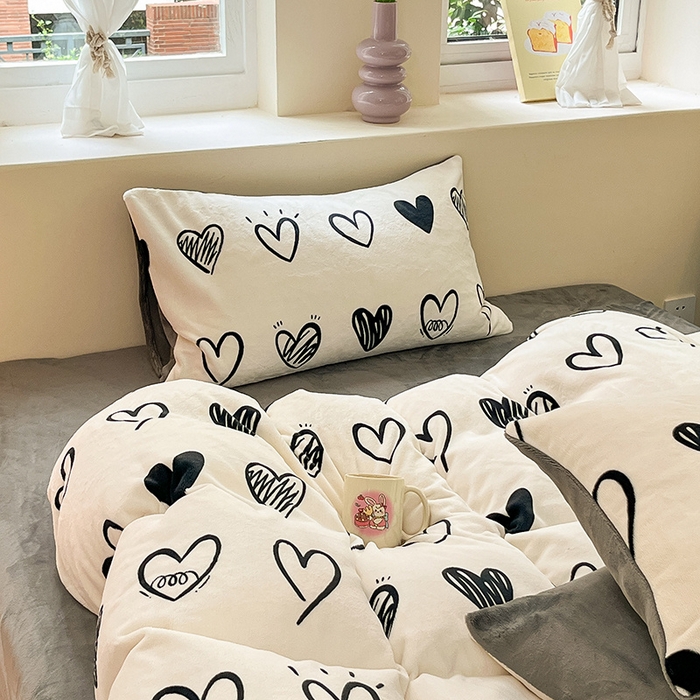 91家纺网 家纺一手货源 找家纺 雅居纺家纺 2025新款高克重牛奶绒印花四件套 时尚爱心