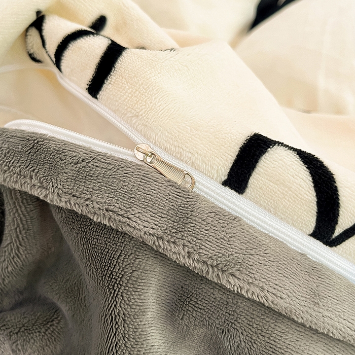 91家纺网 家纺一手货源 找家纺 雅居纺家纺 2025新款高克重牛奶绒印花四件套 时尚爱心