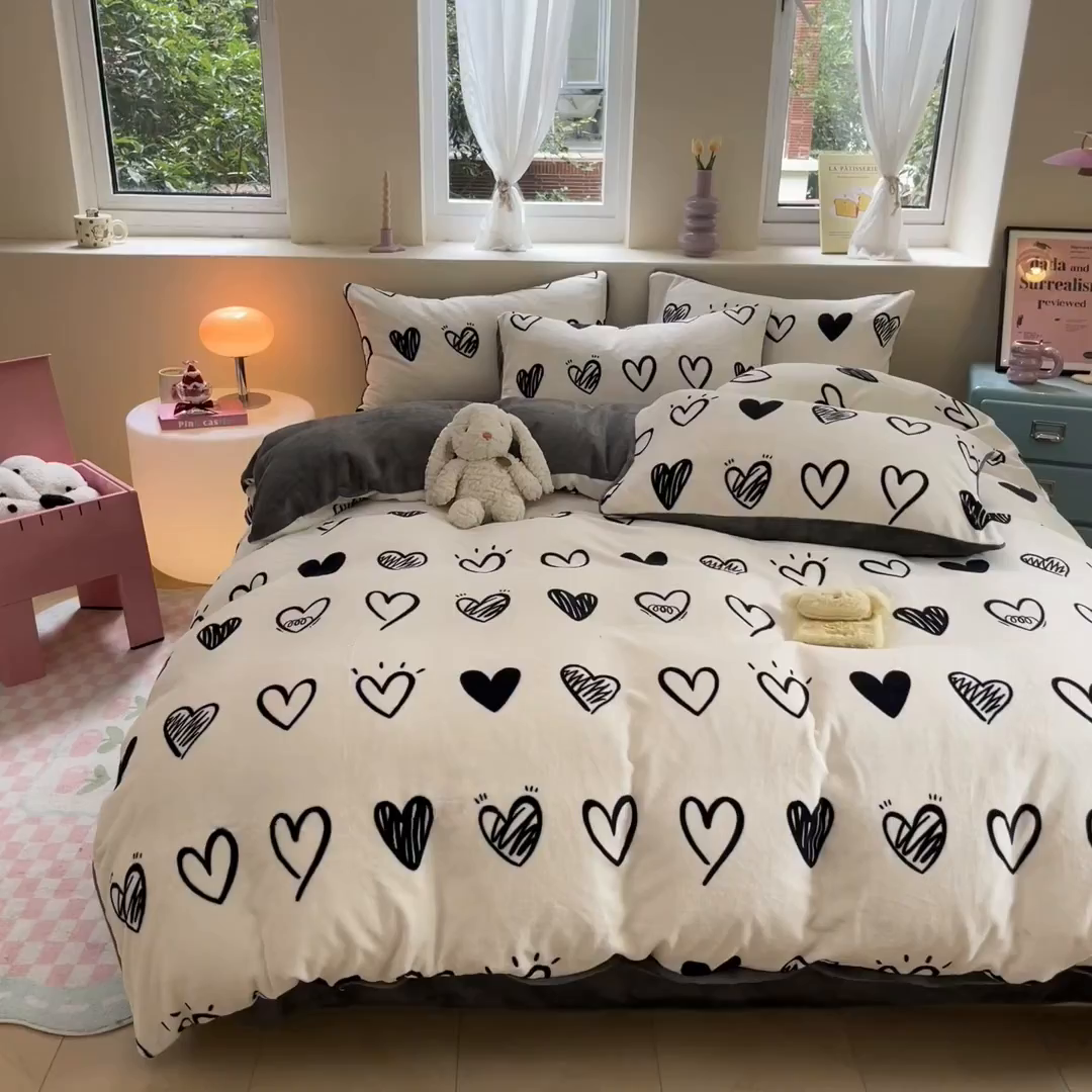 91家纺网 家纺一手货源 找家纺 雅居纺家纺 2025新款高克重牛奶绒印花四件套 时尚爱心